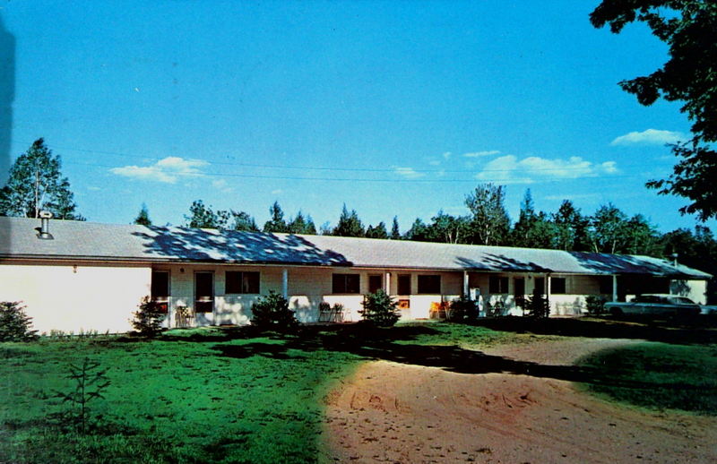 Anns Water-N-Woods Motel (Sun & Sand Motel) - Sun-N-Sand Motel Postcard